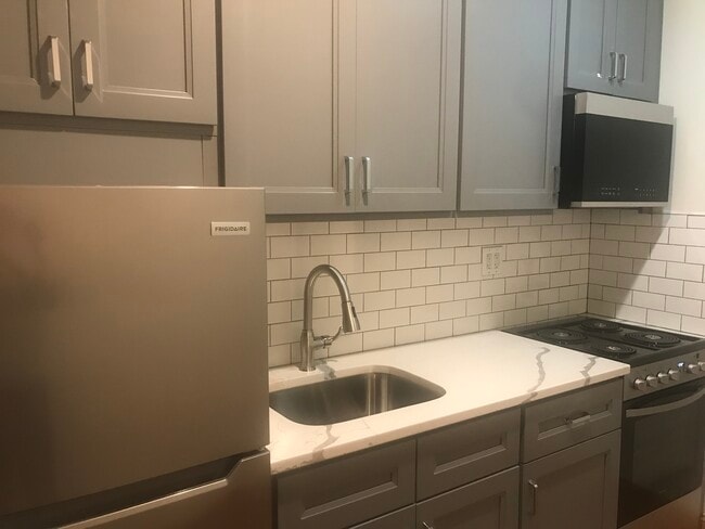 Building Photo - 250 3rd Ave Unit 2