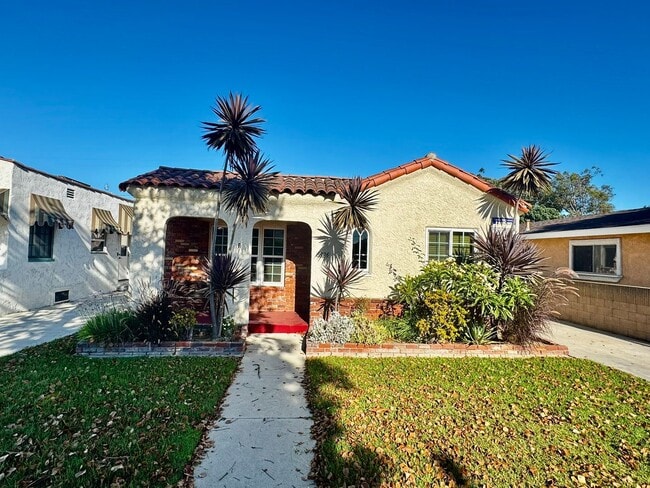Building Photo - Beautiful Front House 2 Bed 1 Bath
