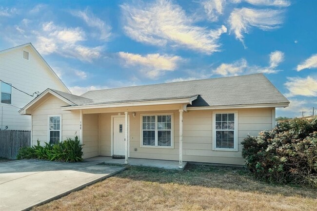 Building Photo - 108 Live Oak Cir
