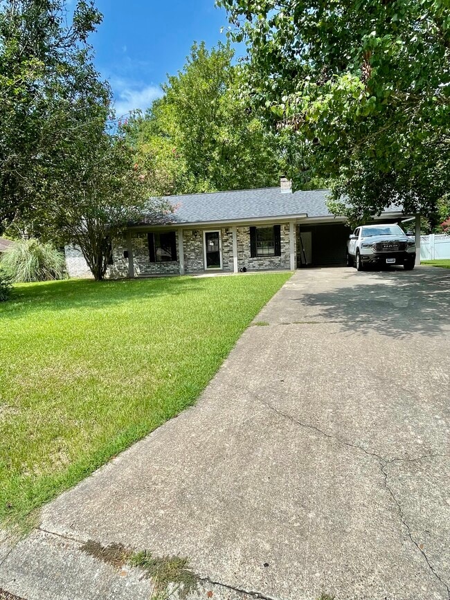 Photo - 206 Timber Ln St House