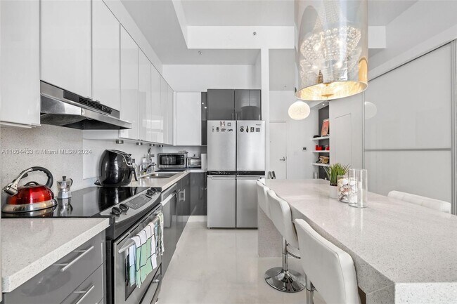 2001 Meridian Ave Unit 525