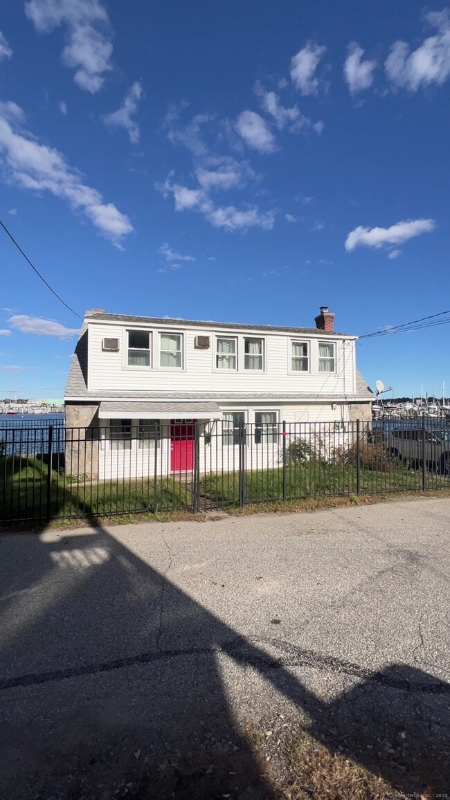 Building Photo - 204 Pequot Ave