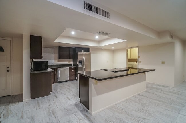 Building Photo - Exceptional 6-Bedroom Residence Near ASU with Garage & Modern Conveniences