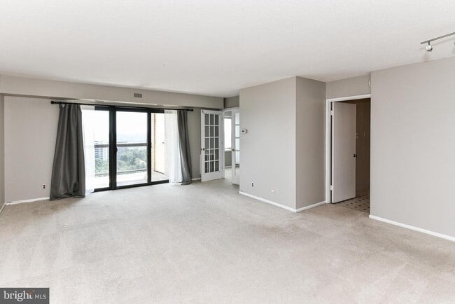 Photo - 205 Yoakum Pkwy Unit 1803