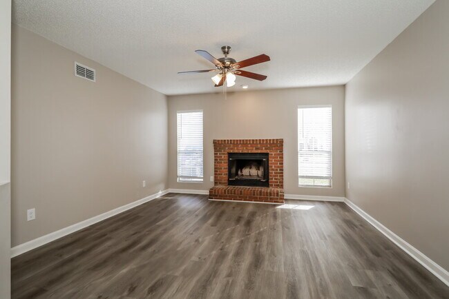 Photo - 588 Staffordshire Dr