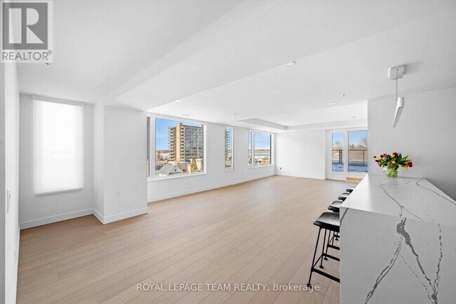 Photo - 398 Roosevelt Ave