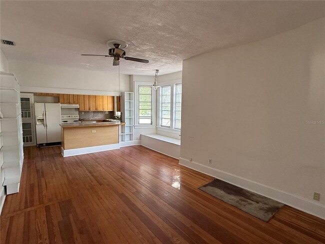 Photo - 4666 Iris St N