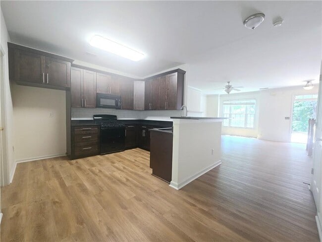 Photo - 1318 Guilderoy Ln