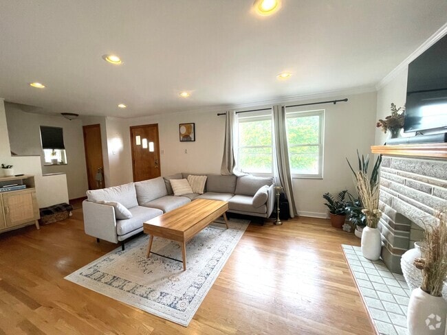 Building Photo - 1041 Berkshire Ave Rental
