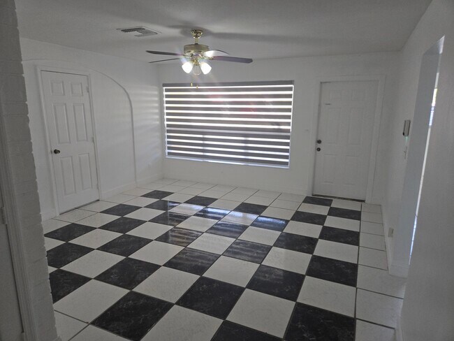 Photo - 2900 Sunshine Blvd