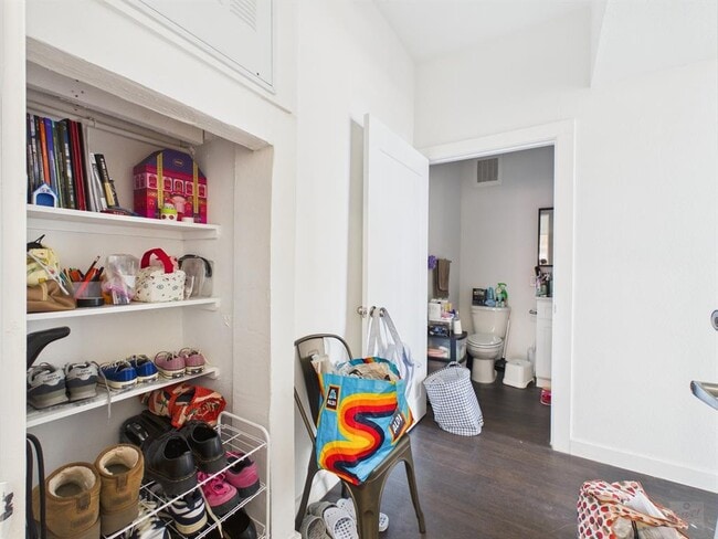 Building Photo - 1010 W 26th St Unit 204