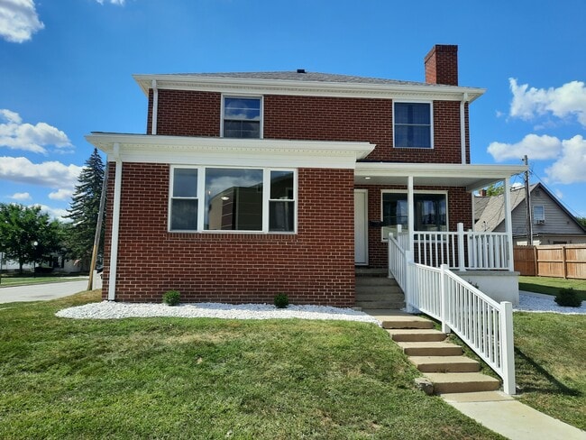 Building Photo - 2115 Main St Unit 2