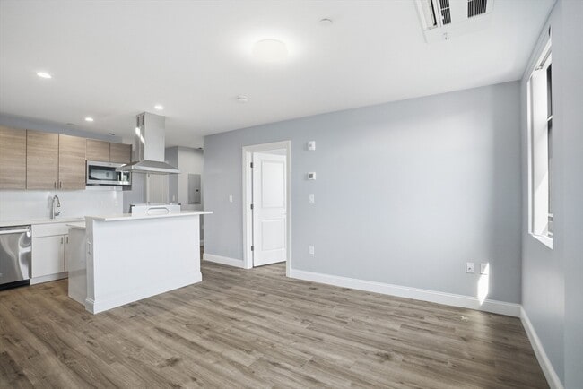 Building Photo - 632 Centre St Unit 305