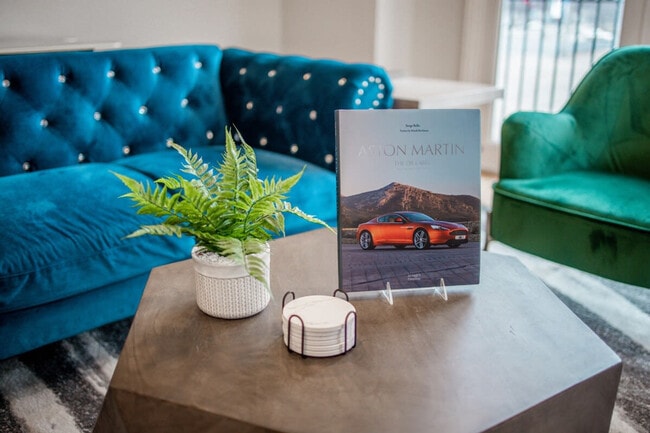 Building Photo - 2022 W Warren Blvd Unit ID1026696P