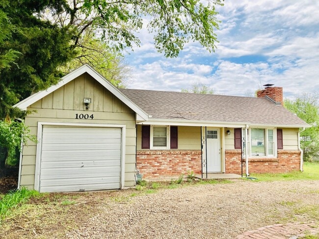 Building Photo - 3 bed 1 bath, garage, quiet street