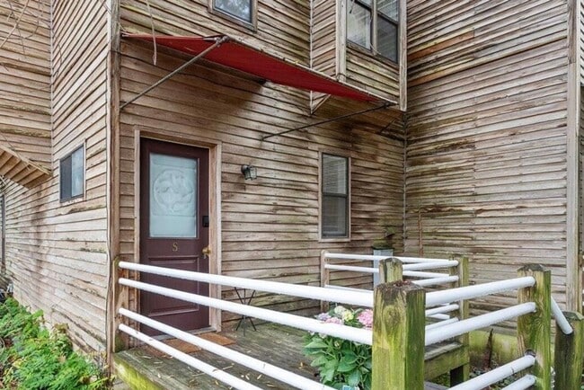 Building Photo - 2 Bedroom 1.5 Bath Townhome AVAILABLE NOW