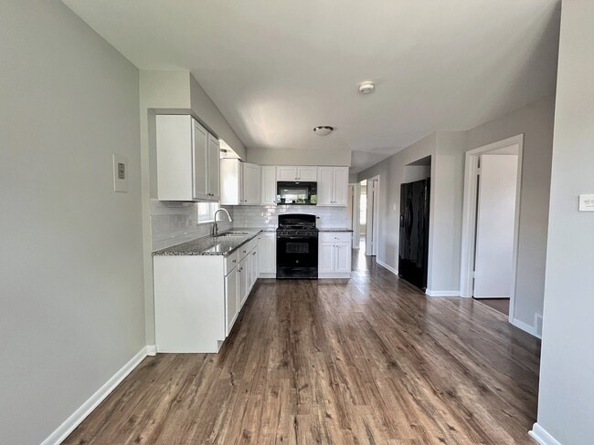 Kitchen - 14325 Karlov Ave