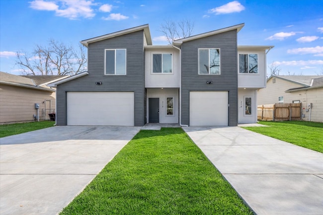 Building Photo - 218 N Tracy St