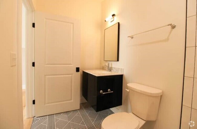 Building Photo - 30 W Broad St Rental