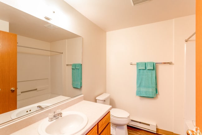 1BR, 1BA - 692 SF
