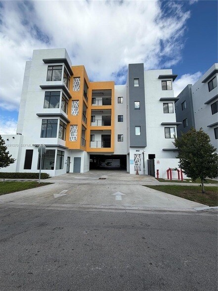 Building Photo - 853 E 24th St Unit 304