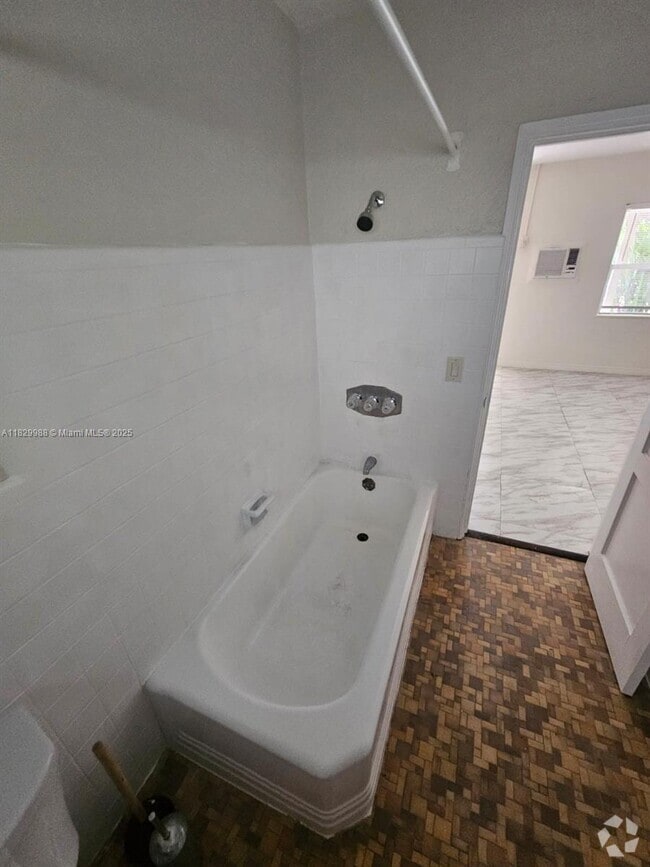 Building Photo - 1219 NE 6th St Unit 1 Rental
