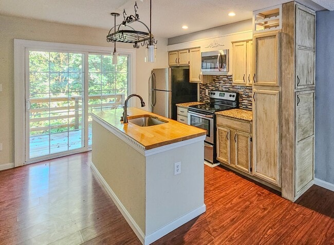 Photo - West Knoxville 37923 - 2 bedroom, 1.5 bath condo with hardwood floors - Contact Ryan Fogarty (865...