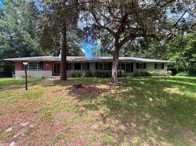 Building Photo - Centrally Located 3BR/2BA House - Availabl...