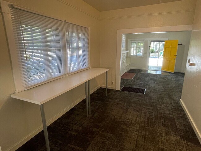 Photo - 8th &amp; Orient