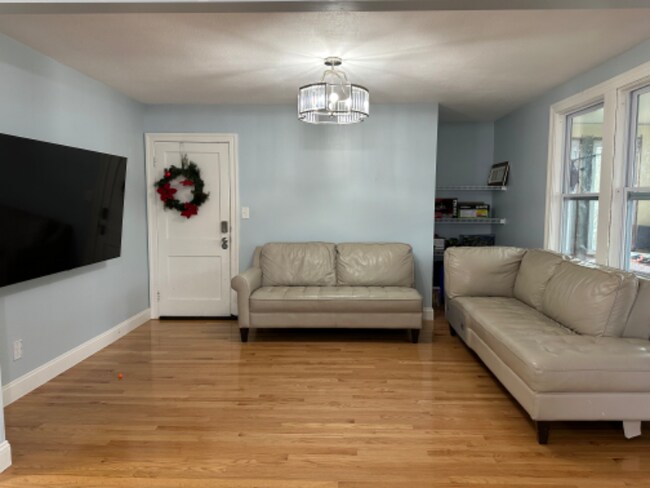 Building Photo - 17 Puritan Ave Rental