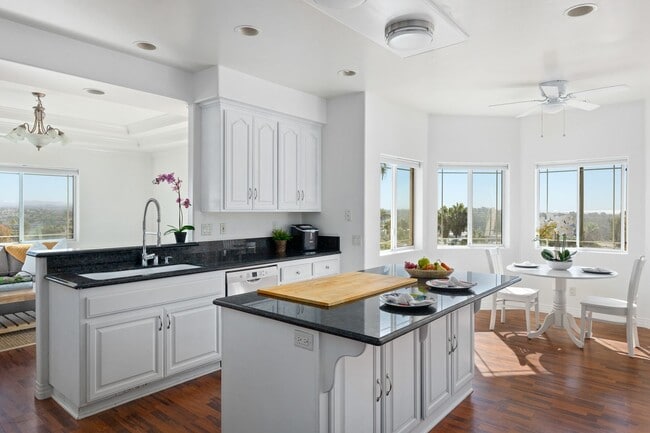 Building Photo - Spacious 7-Bedroom Home with Ocean Views i...
