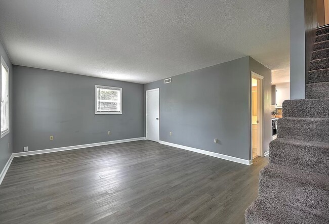 Photo - 311 Redstone Dr
