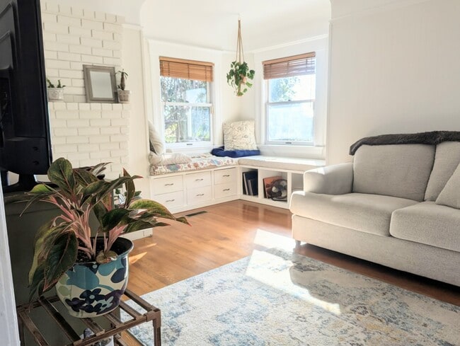 Photo - 3057 Lynde St