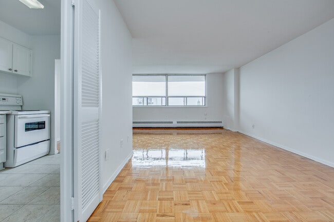 Building Photo - 2560 Kingston