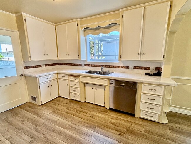 stainless fridge, stove and dishwasher - 3549 Schaefer St
