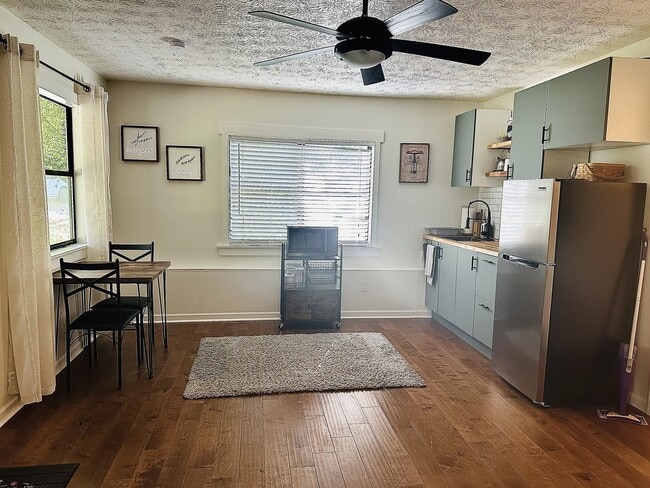 Photo - 947 Lake Dr SW Unidad B - Studio
