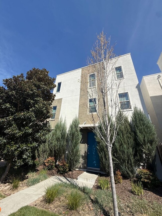 Photo - 2 bed | 2.5 bath | 1014 SF | 1 Car Garage | Tri-level condominium| Tenant pays $150 WS&G