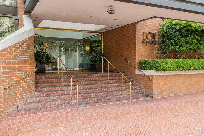 Photo - 101 Lombard St