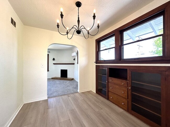 Photo - University Heights -Huge 1 Bedroom with Bonus Room/Bedroom and AC in Charming Vintage Building Unidad 1067