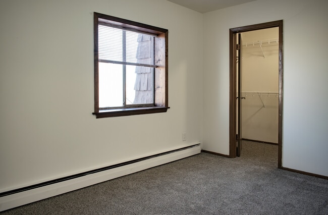 3245 N Oakland