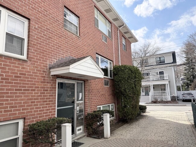 Building Photo - 104 Trowbridge St Unit 3