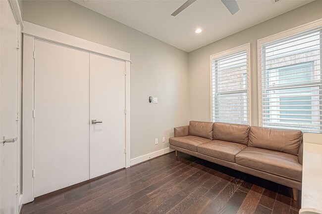 Photo - 712 Clark St