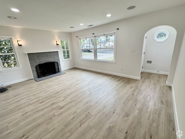 Building Photo - Charming 2 Bedroom Home Near Olivedale Par...