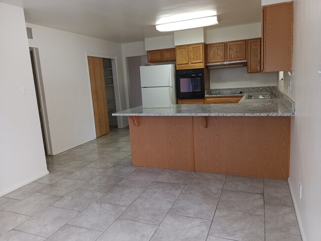 Photo - 832 W 16th St