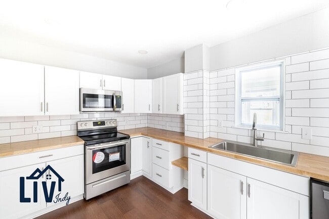 Building Photo - Updated 3 bed 2.5 bath Available now!