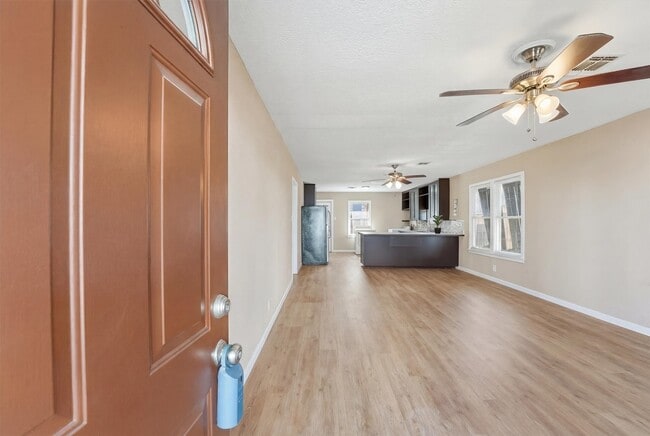 Photo - 1110 E 27th St