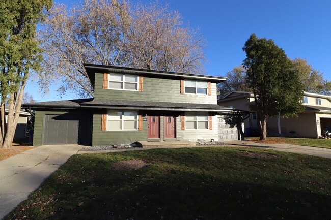 Building Photo - 3 Bedroom Duplex