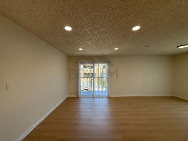 Photo - 14801 Delano St Unit 6