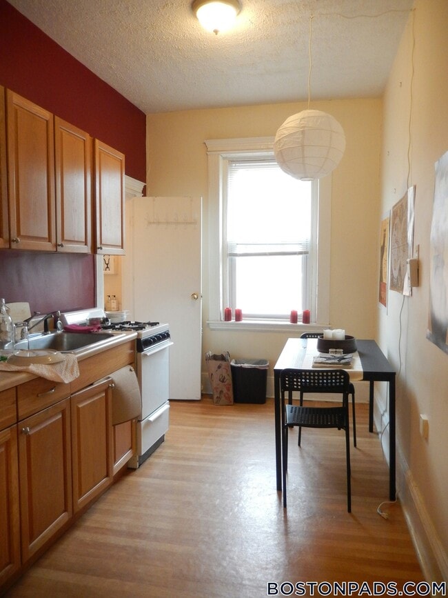 Building Photo - 447 Park Dr