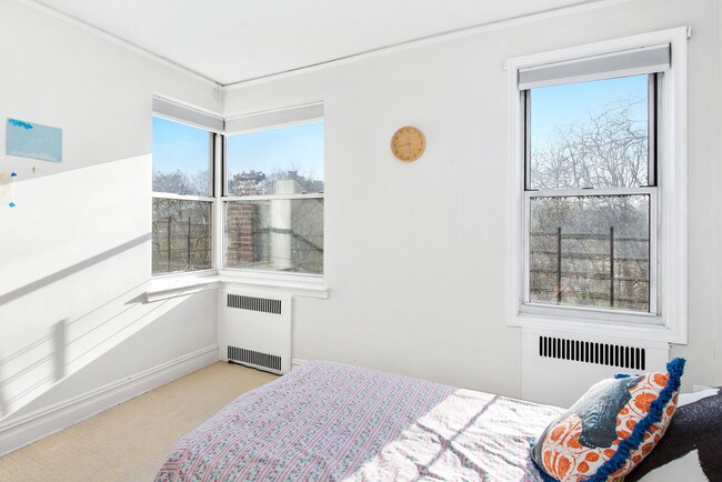 Photo - 60 Plaza St E